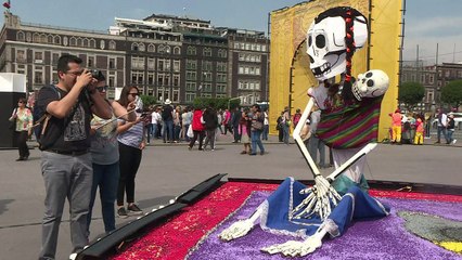 Jour des morts: à Mexico, une installation dédiée aux migrants