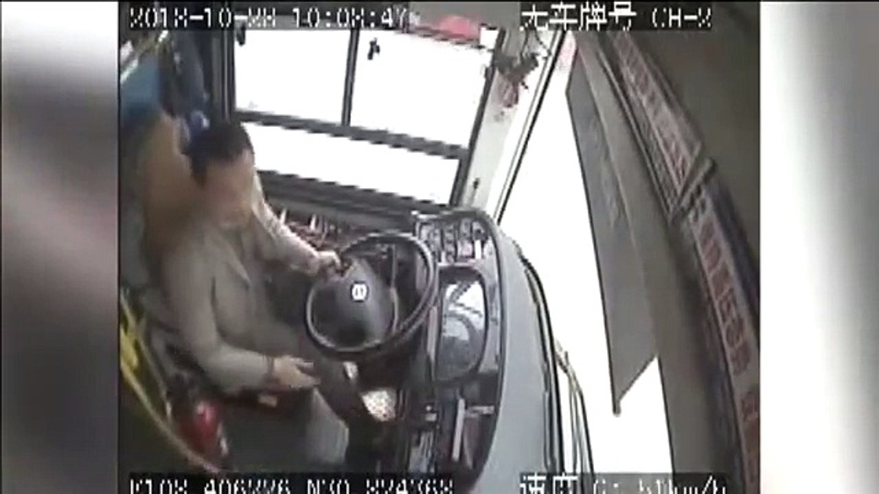 Noticia | Fallecen 13 ocupantes de un autobús que se precipitó por un puente en China