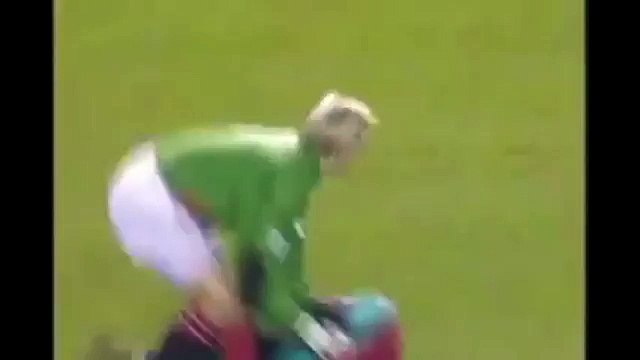 90lar Futbol Twitterda Peter Schmeichelın saha dışına fırlattığı Galatasaraylı taraftar (1993)…