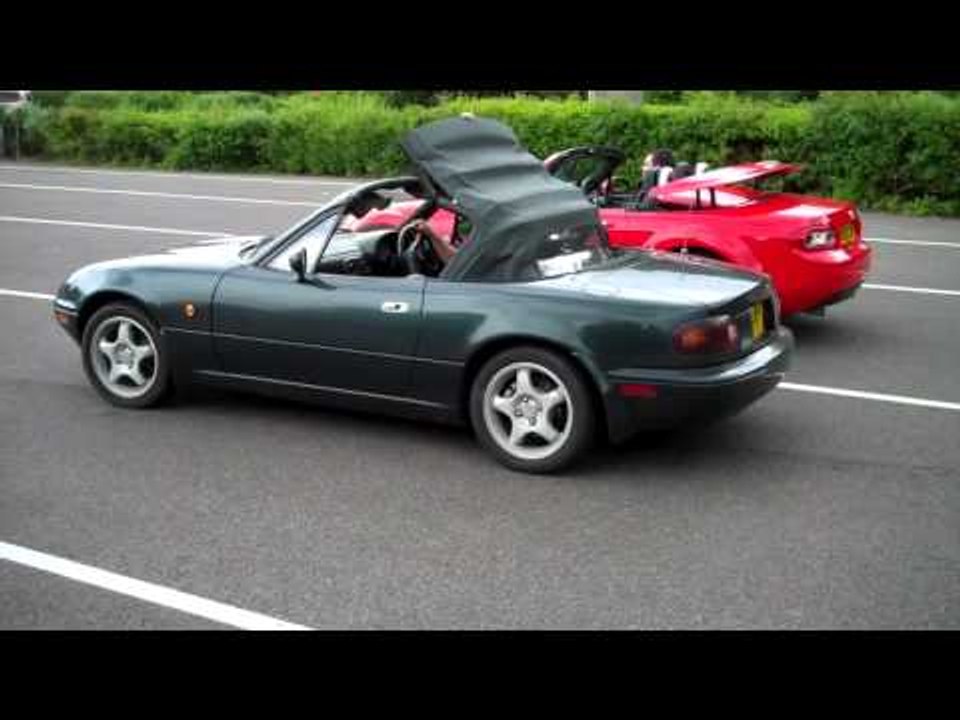 The great Mazda MX-5 roof race | Parkers