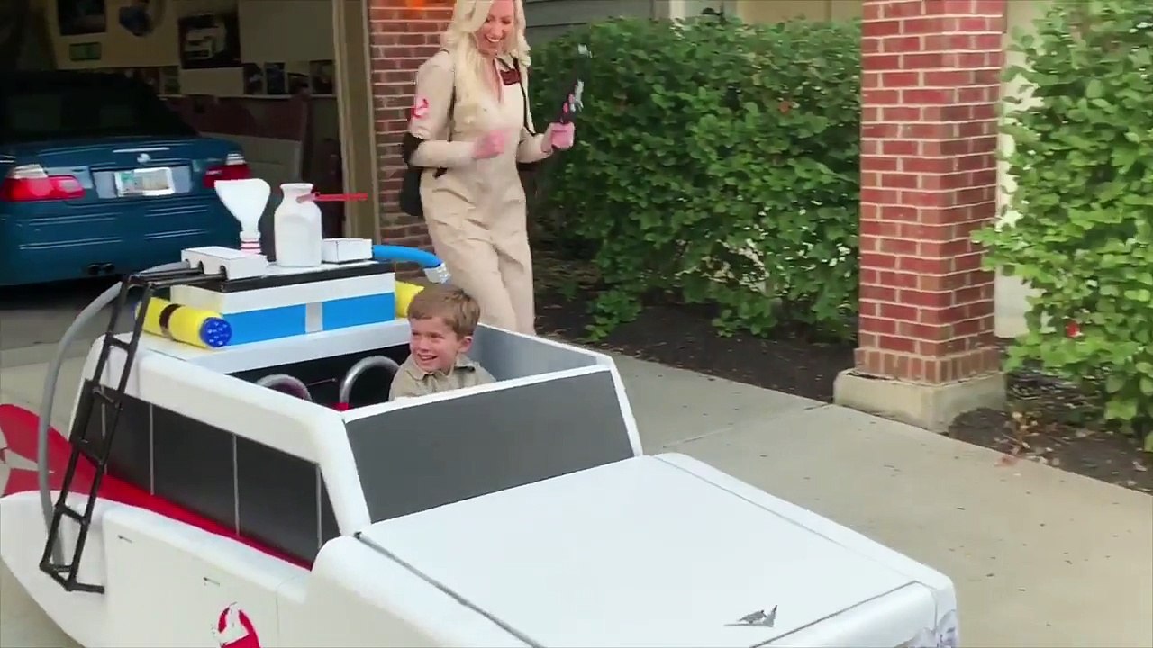 Aux USA, une famille fête Halloween sur le thème "Ghostbusters"