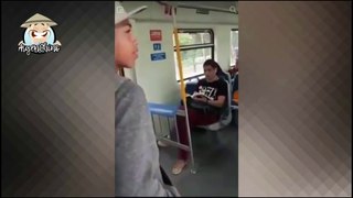 Chicos rapean la realidad argentina en el tren.