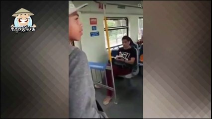 Chicos rapean la realidad argentina en el tren.