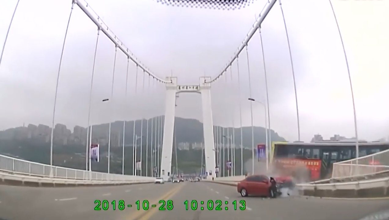 Chine : il gifle le conducteur d'un bus et provoque la mort de 15 personnes en chutant dans un fleuve