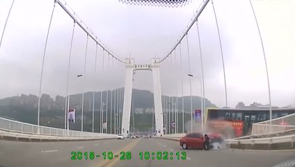 Chine : il gifle le conducteur d'un bus et provoque la mort de 15 personnes en chutant dans un fleuve