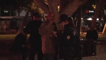 Aranan Suçlular Parkta Oturdukları Sırada Polise Yakalandı