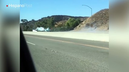 Grabó el momento en que un avión de la II Guerra Mundial se estrelló en una carretera
