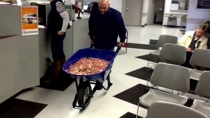 Il vient payer son amende avec 300.000 pièces de 1 centime - 6 brouettes
