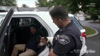 Tải video: Ce policier laisse un détenu faire ses adieux à son chien avant de partir purger sa peine de prison