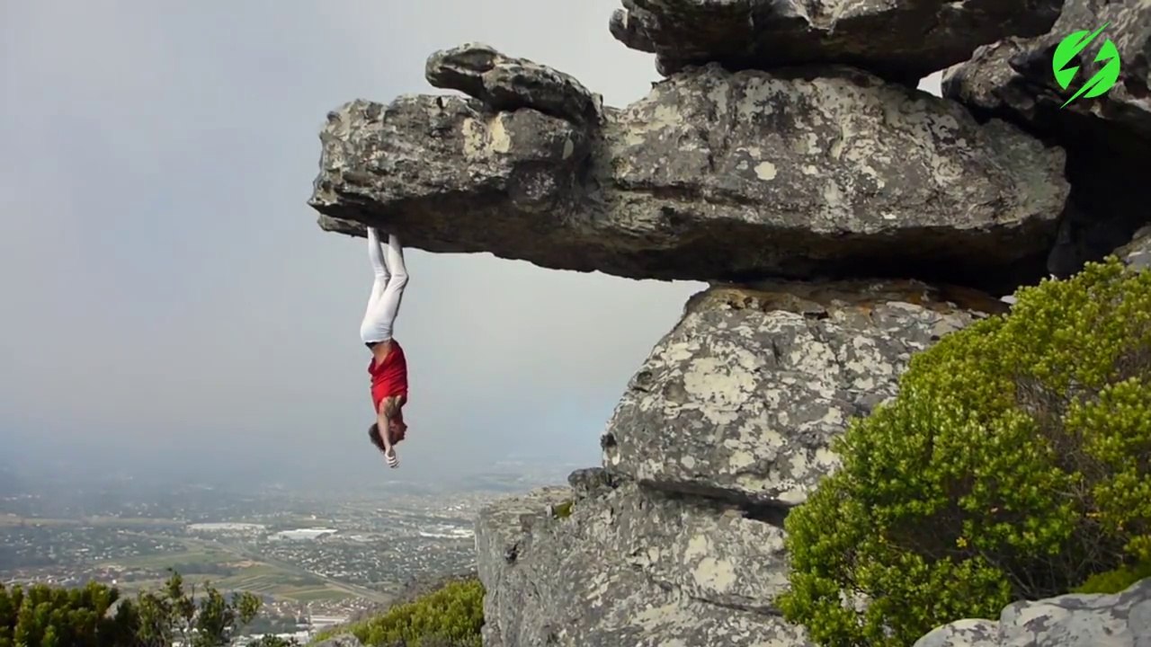 Ce que fait cet homme en escalade est dingue