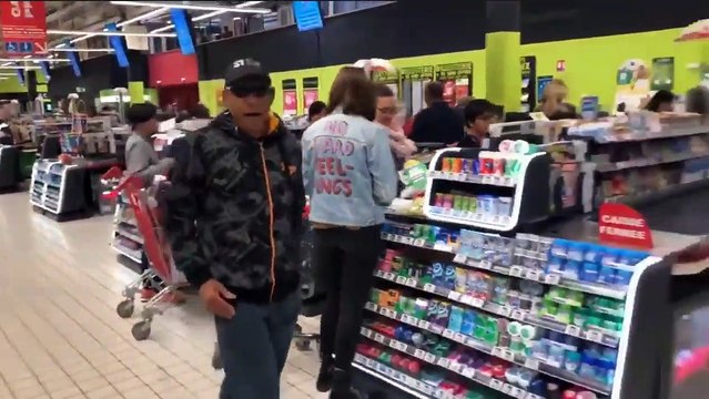 Un homme devient fou dans un hypermarché Auchan !