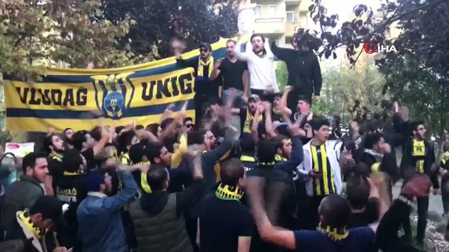 Derbi öncesi taraftardan anlamlı tezahürat
