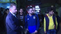 Fenerbahçeli Futbolcular, Hayatını Kaybeden Taraftarın Kaldırıldığı Hastaneye Geldi