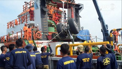 Indonésia recupera destroços do avião