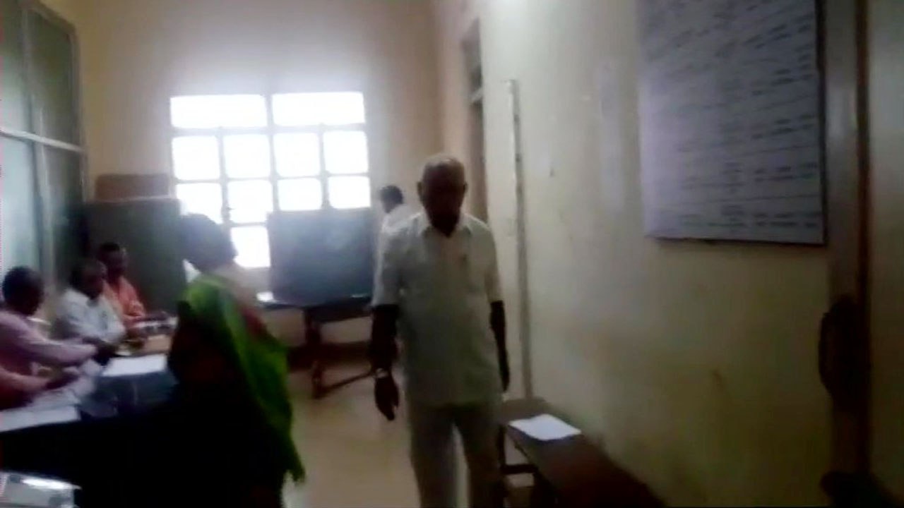 Bypolls in 3 Lok Sabha, 2 assembly seats underway in Karnataka | OneIndia News