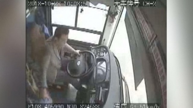 Una pelea hizo que un autobús cayera al río en China y muriesen sus 15 ocupantes