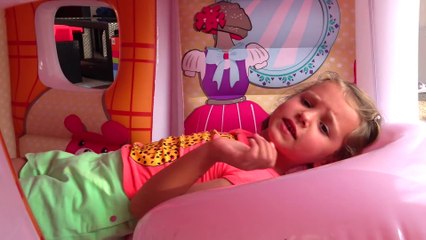 Дети не поделили домик для детей и игрушки или kids build toy playhouse