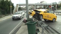 Bariyerlere Çarparak Durabilen Ticari Taksideki Kadın Yolcu Ağır Şekilde Yaralandı