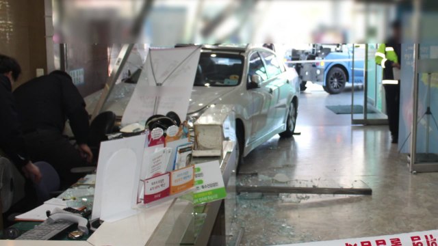 70대 운전 승용차, 병원 입구로 돌진...3명 부상 / YTN