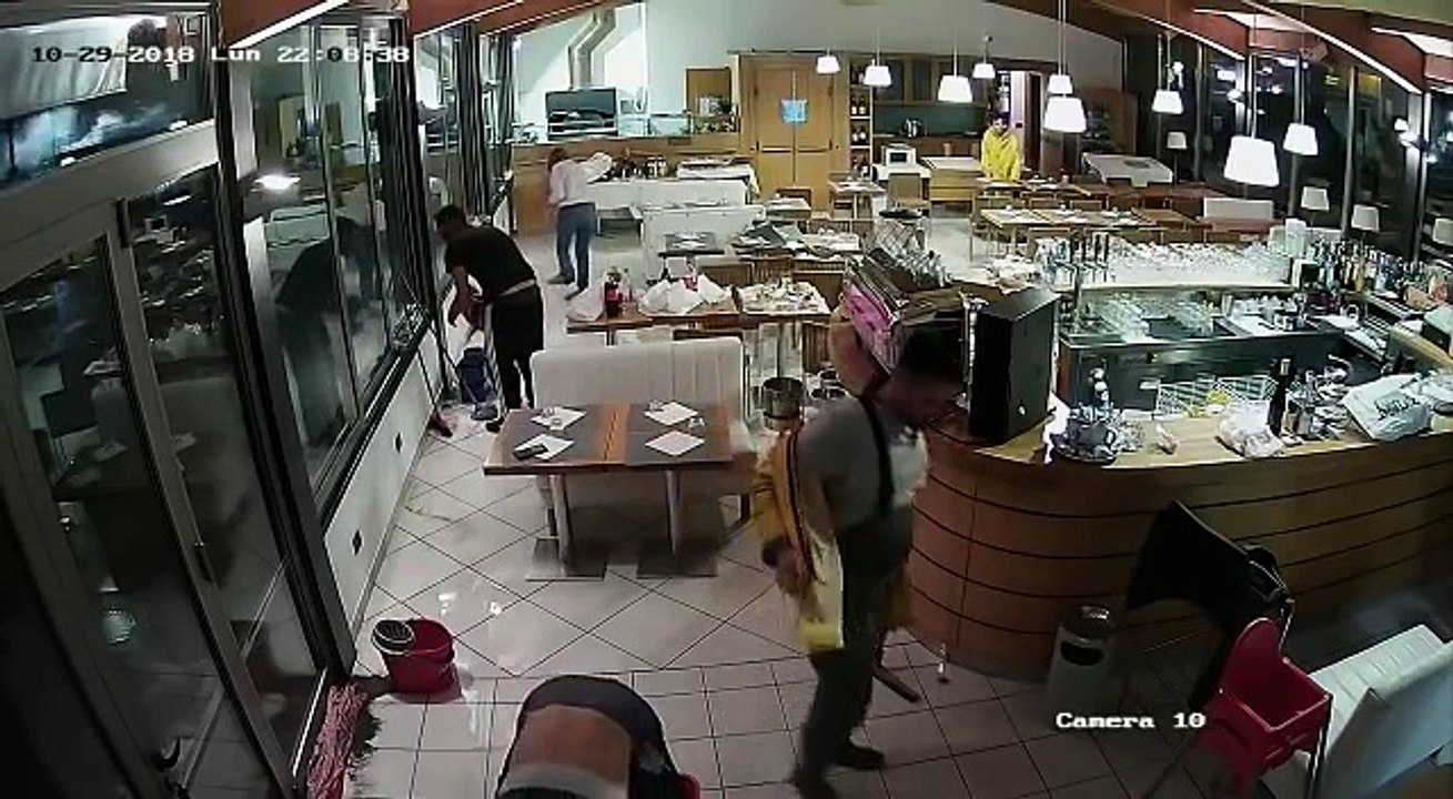 Une vague entre dans un restaurant (Italie)