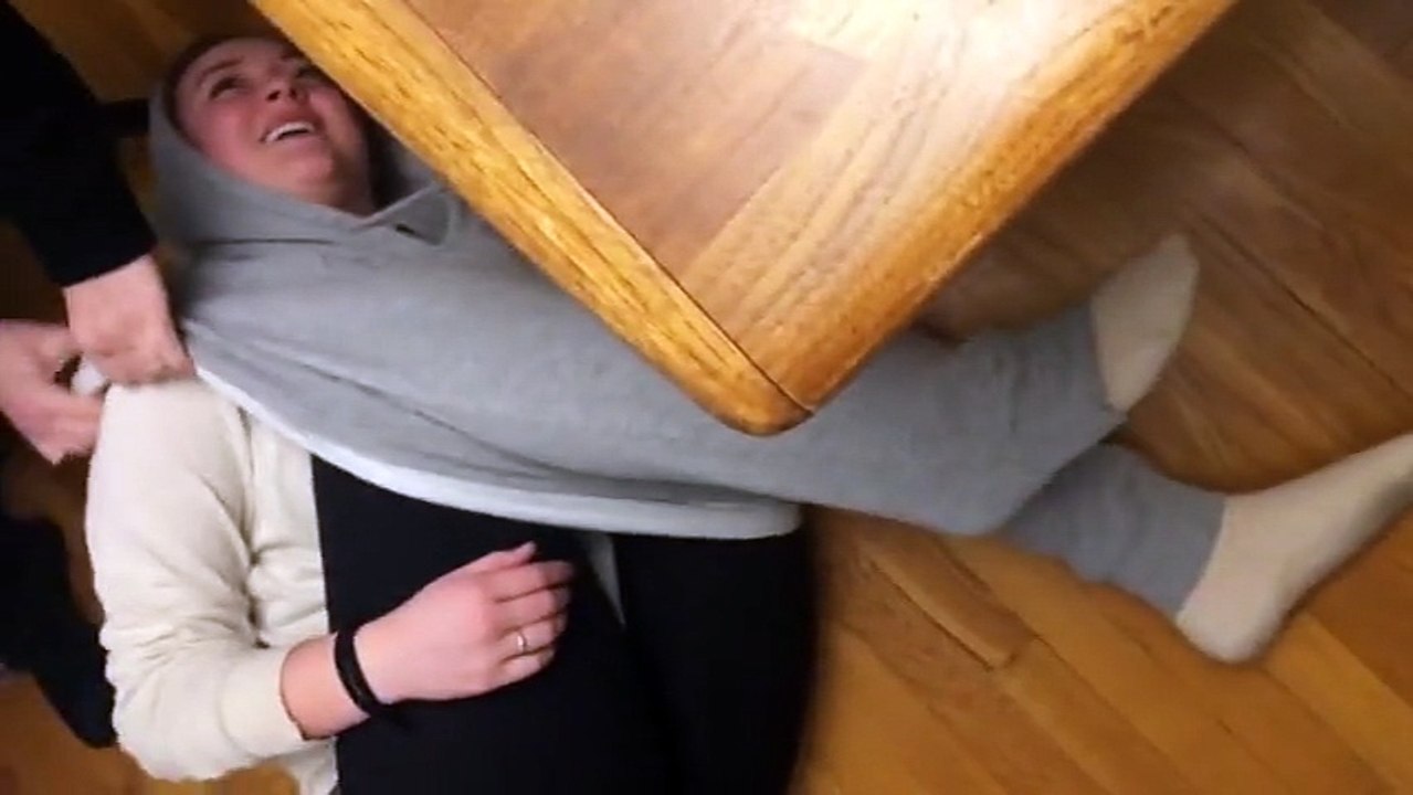 Une fille se retrouve coincée dans son propre sweat à capuche