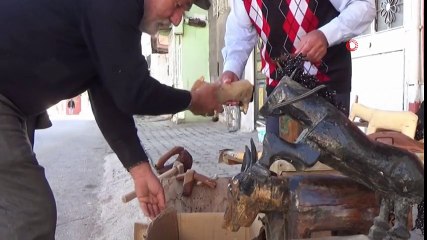 Felç Geçiren Yaşlı Adamın Ahşap Tasarımları Geçim Kaynağı Oldu