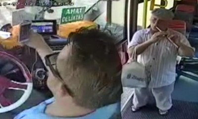 Halk otobüsünde flüt resitali şoförü yaktı