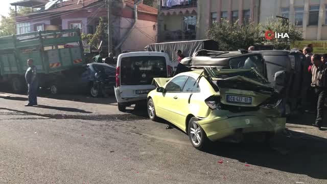 Freni Patlayan Kamyon Dehşet Saçtı, 10 Araç Birbirine Girdi: 4 Yaralı