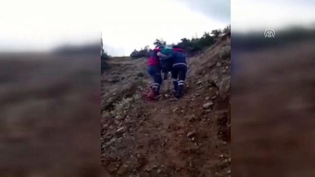 Sağlık görevlileri, hastayı taşıyarak ambulansa ulaştırdı - ADIYAMAN
