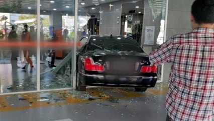 "브레이크 대신 액셀"...고령운전자 또 사고 / YTN