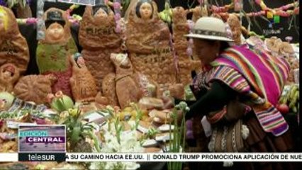 Bolivianos reciben el alma de sus difuntos con fiesta, música y comida
