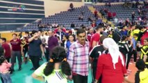 لاعبو منتخب الطائرة يحتفلون بلقب البطولة العربية