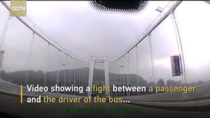 Ônibus cai de ponte na China