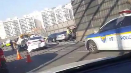 내부순환고속도로 6대 추돌...3명 부상 / YTN