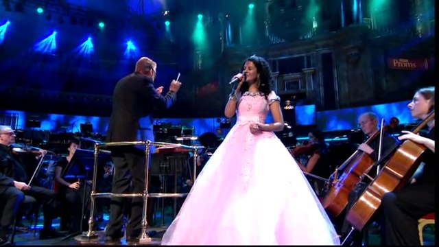 Lag Ja Gale - Palak Muchhal -Live at Royal Albert Hall, London- Lata Mageshkar Tribute