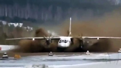 Un avion décolle sur une piste recouverte de boue !