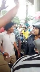 பட்டப்பகலில் பொலிஸாருக்கு அச்சுறுத்தல் விடுத்த பெண்….!! (இணையத்தில் வைரலாகும் காணொளி…..!! )