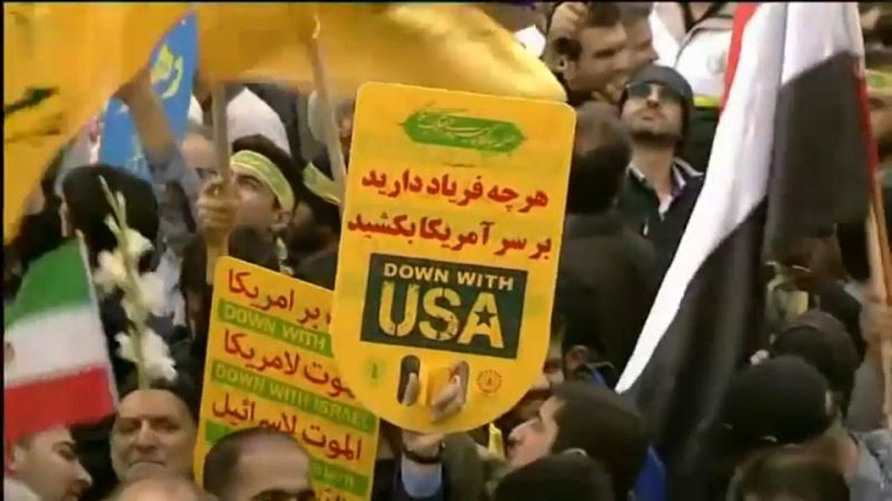 في ذكرى اقتحام السفارة الأمريكية.. آلاف الإيرانيين في شوارع طهران تنديدا بالعقوبات الأمريكية