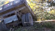 Freni tutmayan traktör çam ağacına çarptı: 2 yaralı - KASTAMONU