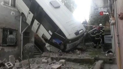 Freni Patlayan Yolcu Minibüsü Binaya Çarparak Bahçeye Uçtu: 3'ü Ağır 12 Yaralı