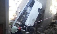 Freni patlayan yolcu minibüsü binaya çarparak bahçeye uçtu