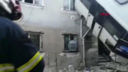 Yolcu Minibüsü, İki Bina Arasındaki Boşluğa Uçtu 12 Yaralı