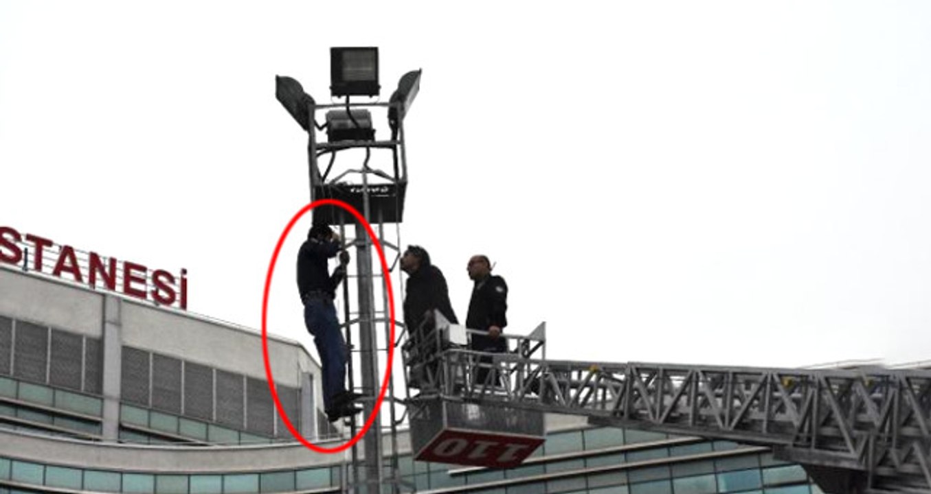 Aydınlatma Direğinde İntihara Kalkışan Genci Polis İkna Etti