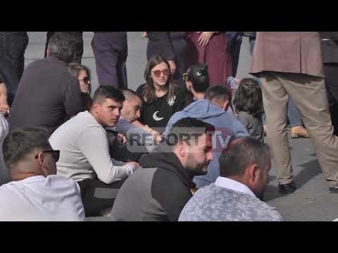 Report TV - Banorët e Astirit sërish në protestë, bllokojnë Unazën e Re: Mos të na prishen shtëpitë