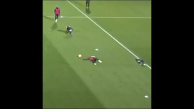 Raheem Sterling se ridiculise en essayant de dribbler Leroy Sané