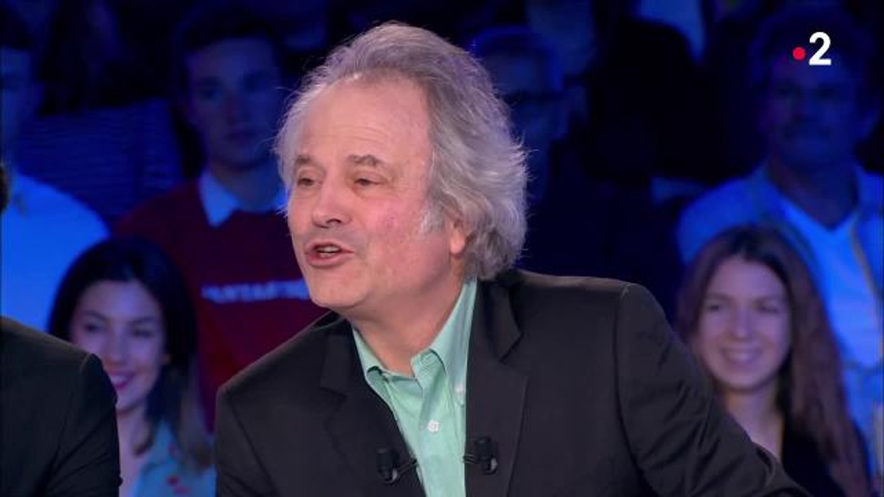 "Je n'ai jamais vu un chanteur se donner autant" : Franz-Olivier Giesbert rend un bel hommage à Johnny Hallyday