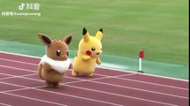 Une course de mascotte Pokemon au Japon