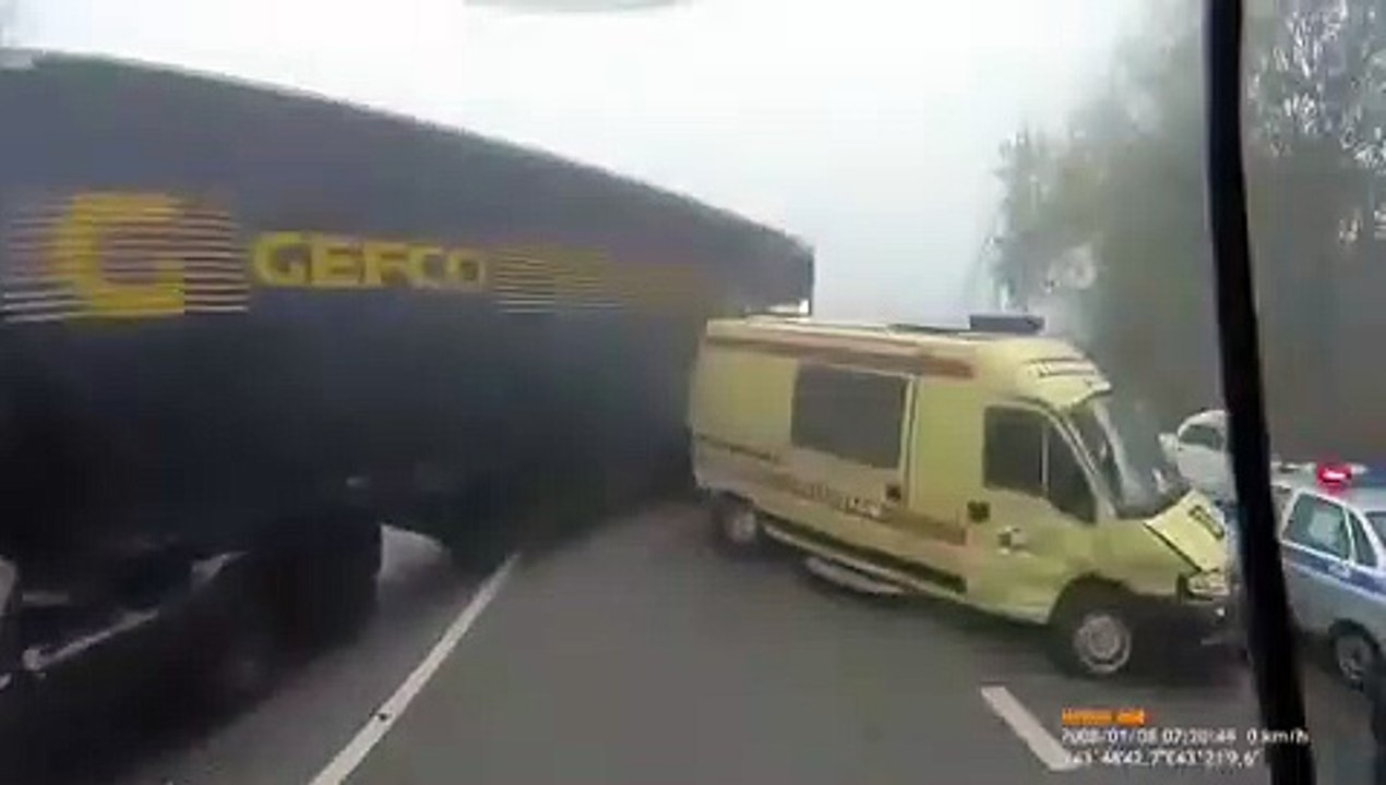 Les images incroyables d'un policier qui se fait éjecter par une ambulance percutée par un camion !