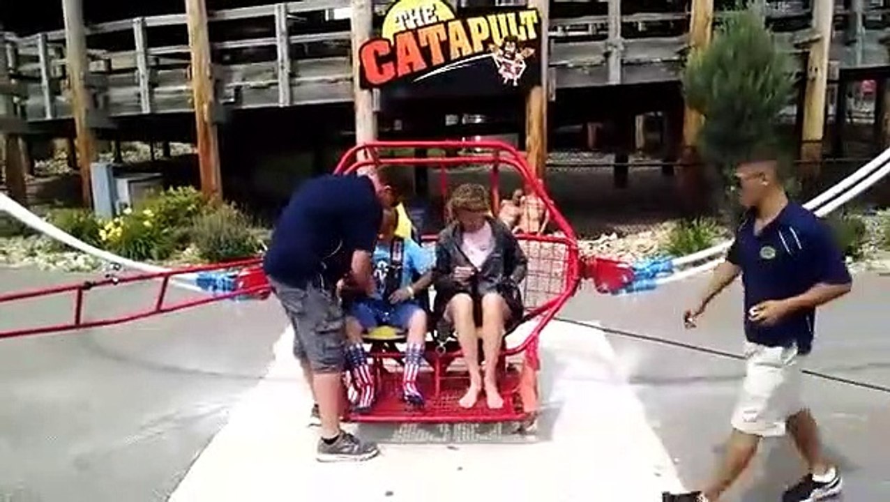 Ces 2 filles évitent le pire dans ce manège à sensations. Elastique qui lache