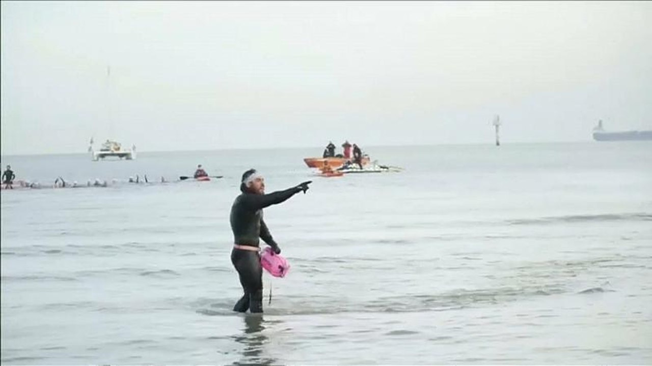 Record : il a fait le tour de la Grande-Bretagne à la nage